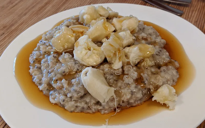 Plato de avena con plátano en la mesa
