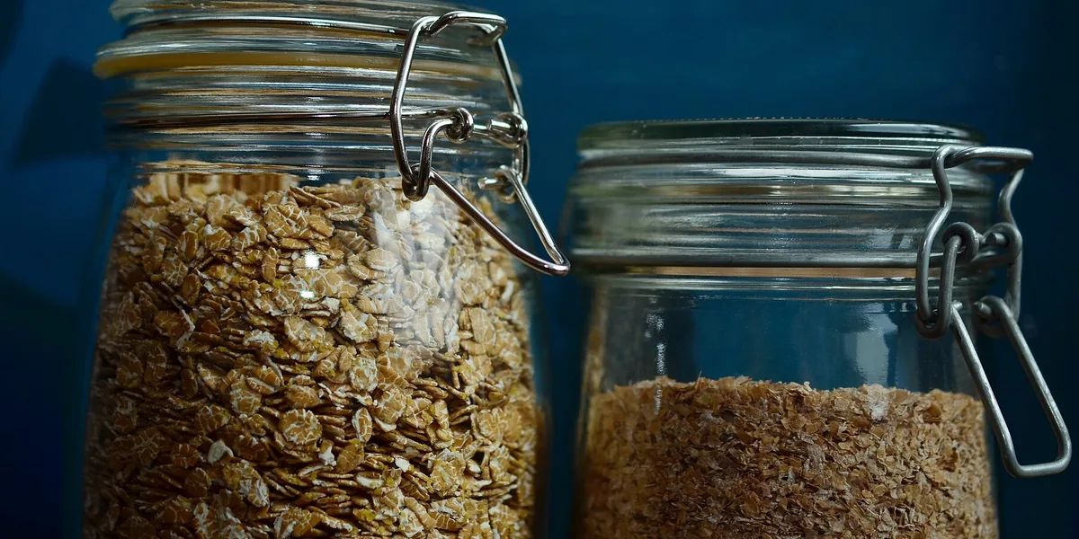 Dos tarros de vidrio con hojuelas de avena