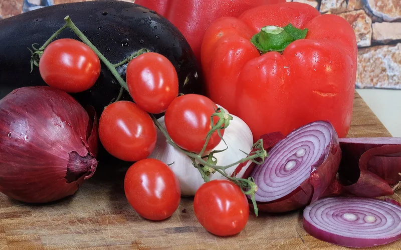 Tomate, pimiento y cebolla sobre una tabla